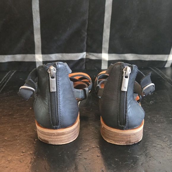 3/$20 Lucky Brand Black and Tan Women's Sandals - Picture 5 of 6